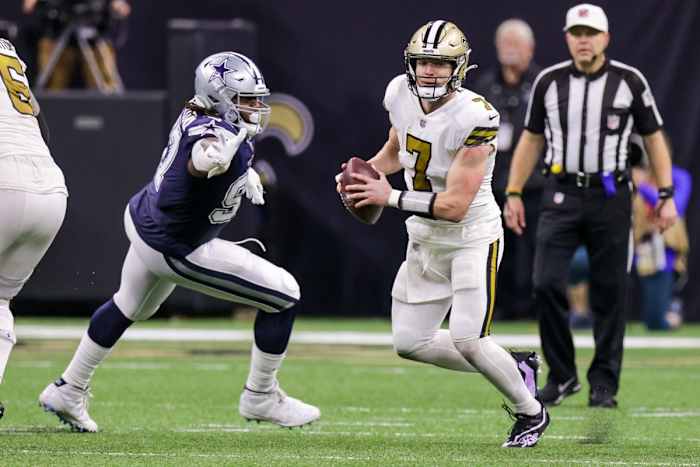 New Orleans Saints quarterback Taysom Hill (7) scrambles against the Dallas Cowboys. Mandatory Credit: Stephen Lew-USA TODAY Sports